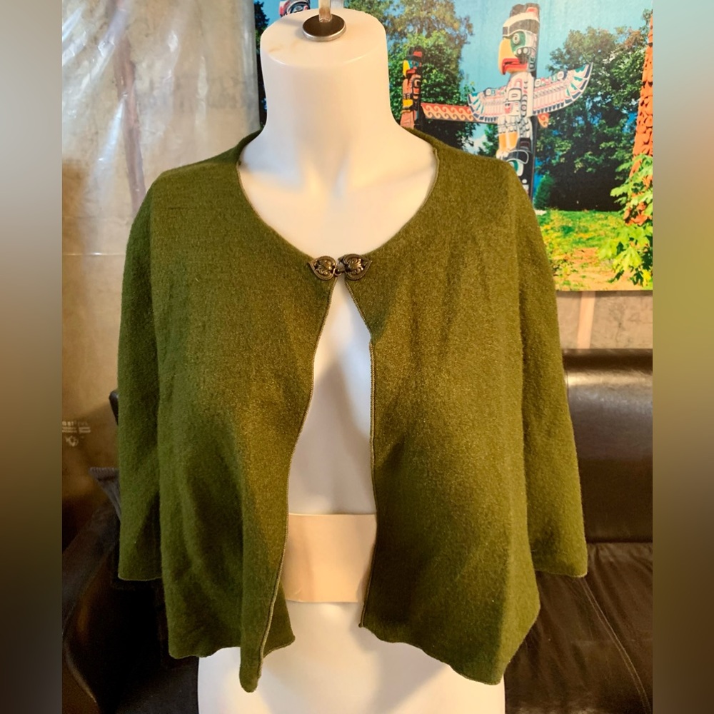 Green cape by J. Loren. Beautiful leaf clasp.  Excellent condition.